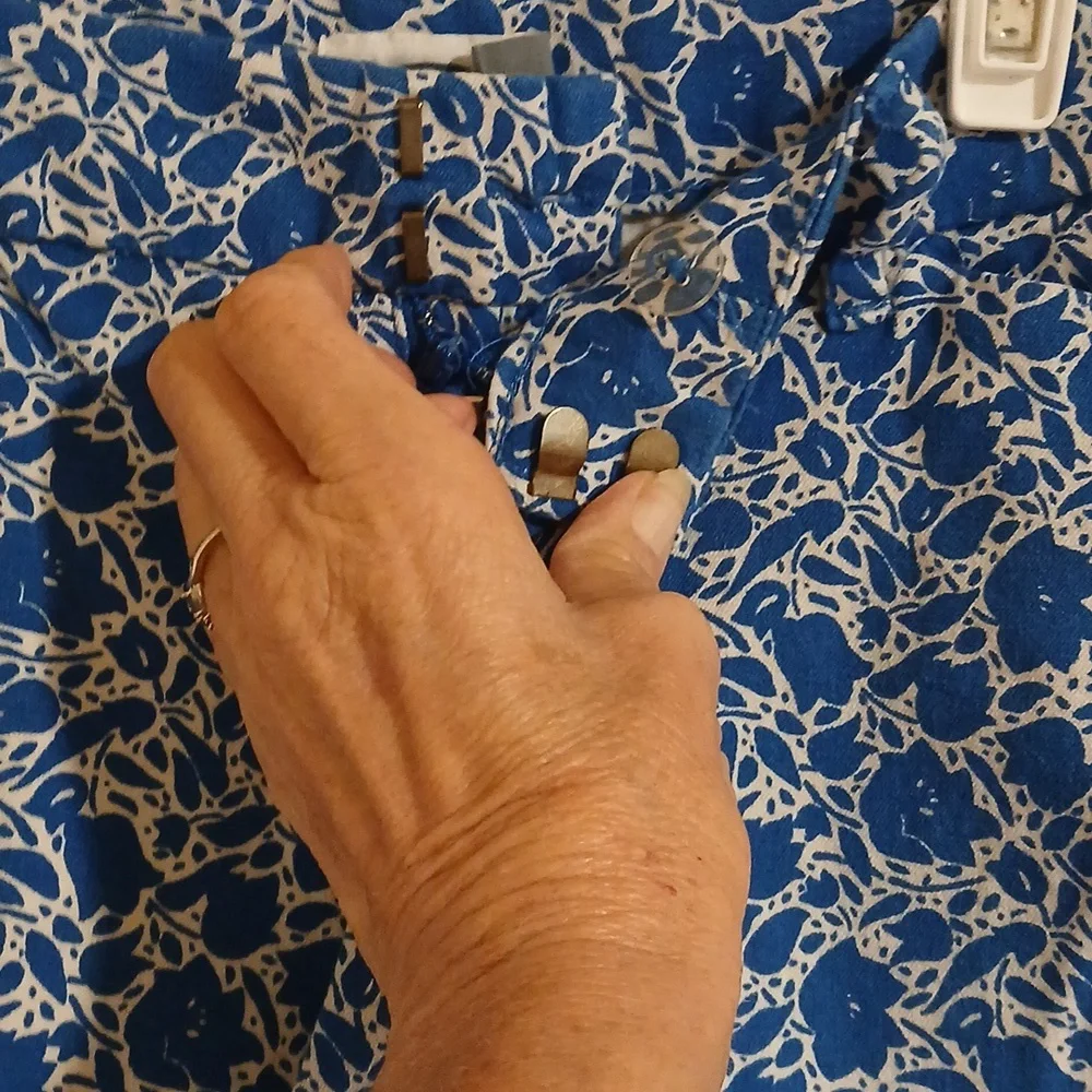 Old Navy Blue Floral Chino Bermuda Shorts - Women’s Size 2 Regular - Picture 6 of 12